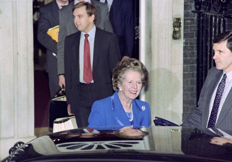Thatcher deixa o número 10 de Downing Street, sede do governo, após sua renúncia em 1990 