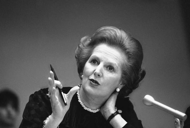 <p>Thatcher gesticula durante entrevista coletiva em 23 de junho de 1982</p>
