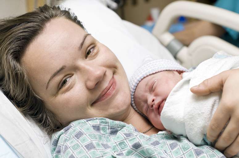 bebê recém-nascido do sexo masculino em uma cama de hospital