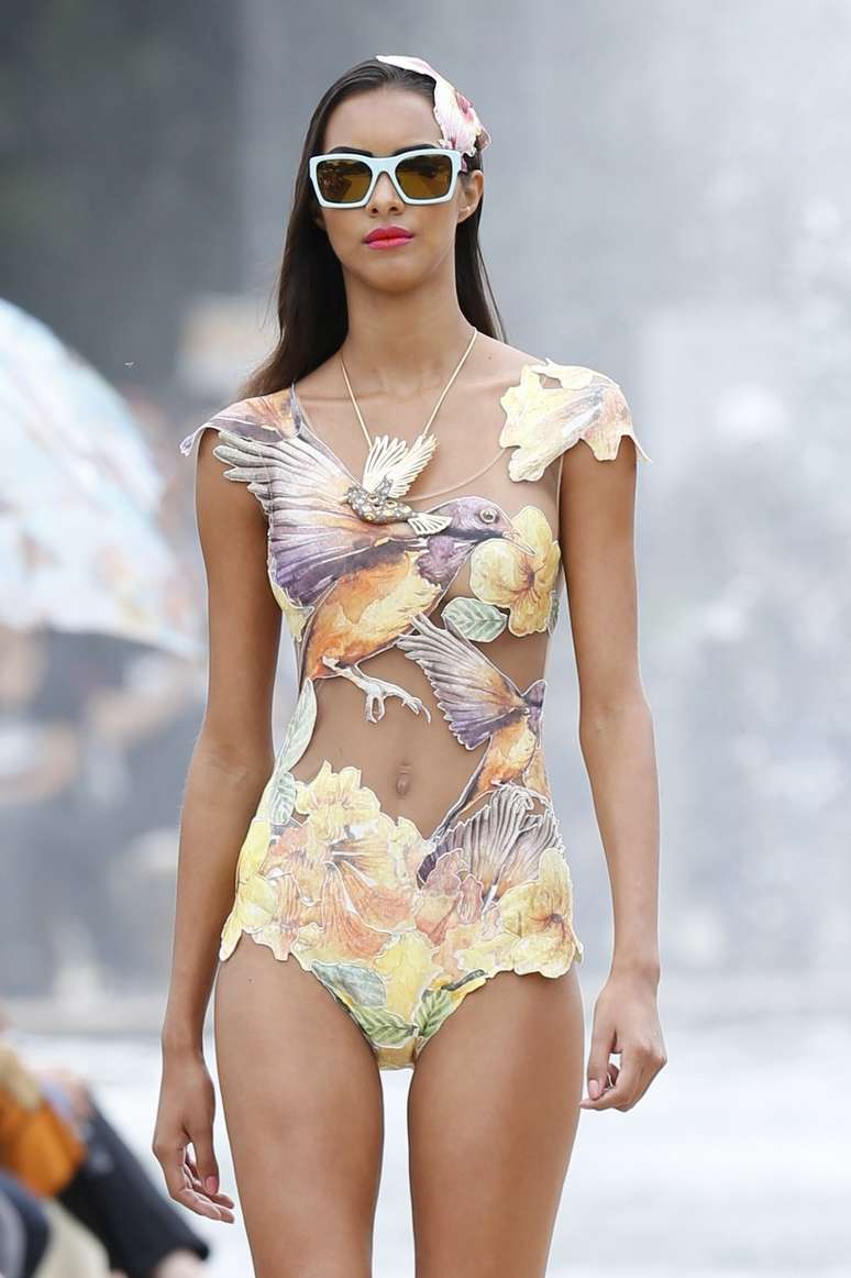 <p>Laís Ribeiro em desfile de Victor Dzenk, no Minas Trend</p>