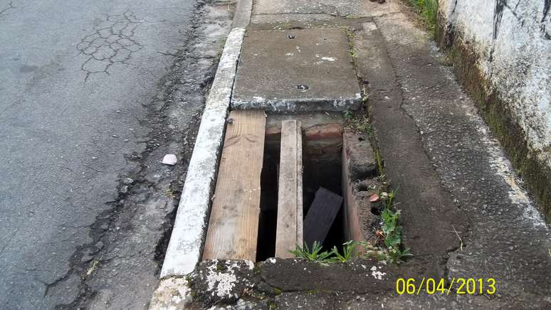 <p>Pedaços de maneira em boca de lobo causam risco a pedestres</p>