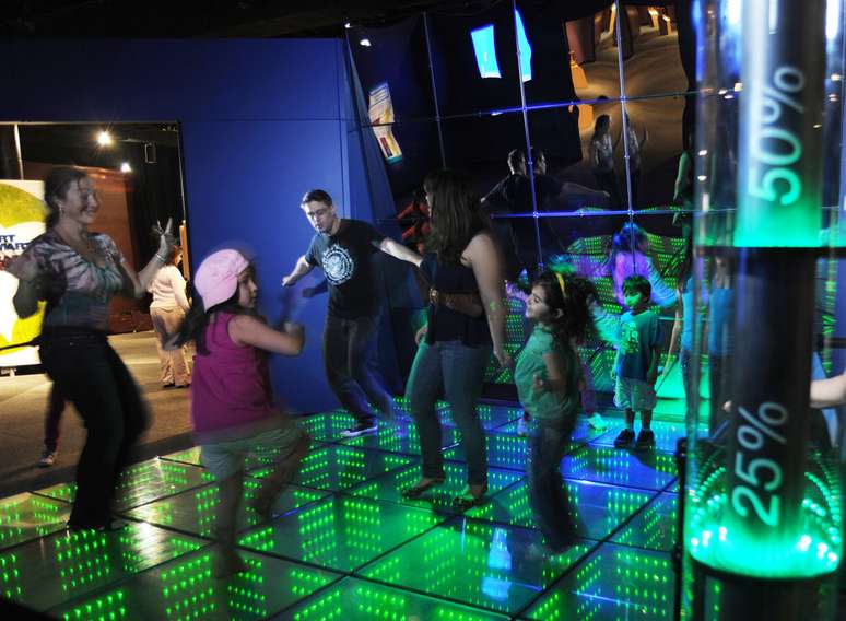O Miami Science Museum usa tecnologia e interatividade para entreter e transmitir conhecimentos a seus visitantes. Nesta pista de dança diferente, a energia gerando pelo movimento das pessoas é convertida em eletricidade, usada para acender as luzes do local