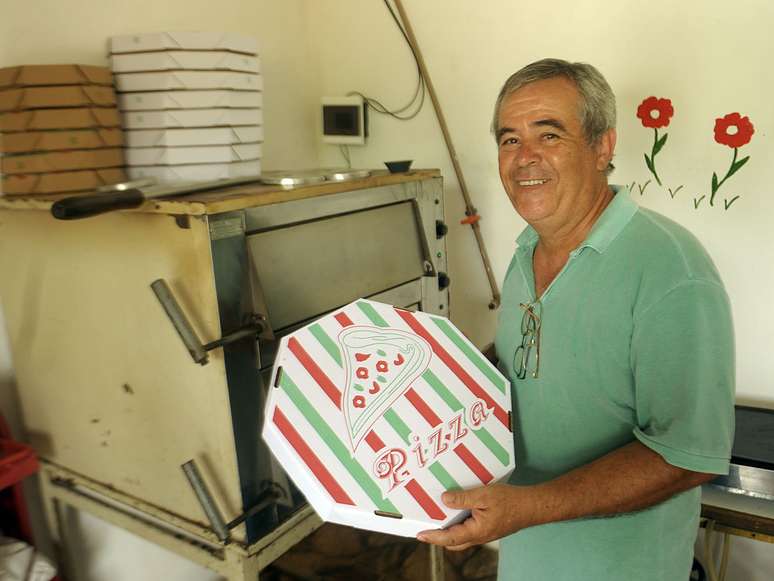 <p>Hélio Urruzola, dono de uma pequena lanchonete, investiu R$ 3 mil para adquirir um forno elétrico </p>