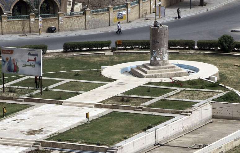 A praça Fardus, em Bagdá; no canto superior direito, o pedestal de onde foi derrubada a estátua de Saddam Hussein