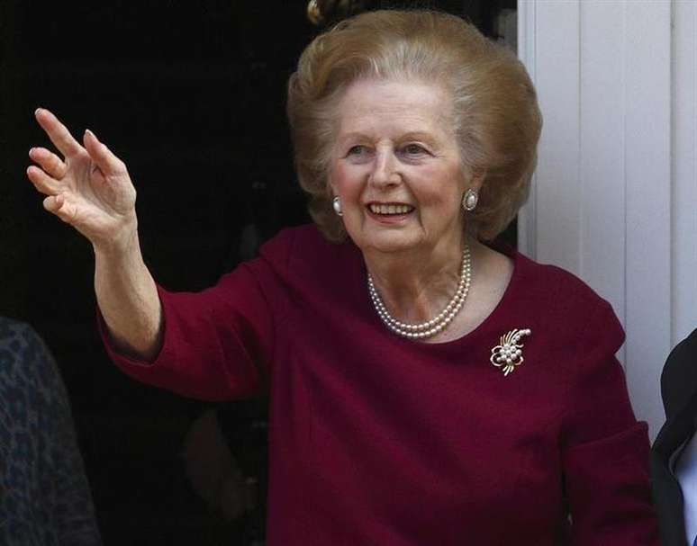 Ex-premiê britânica Margaret Thatcher acena da frente de sua casa após retornar do hospital, em Londres. Ela morreu após sofrer um derrame, informou um porta-voz da família nesta segunda-feira. 1/11/2010.