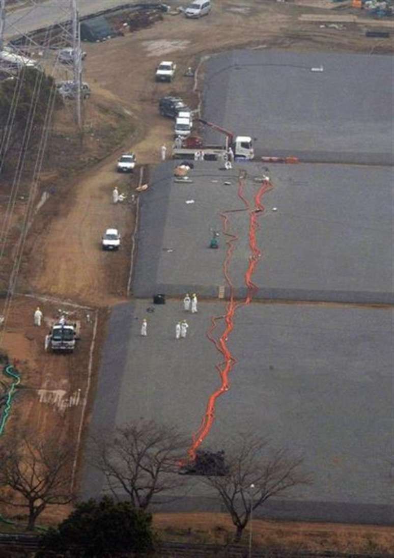 Vista aérea do local em que um reservatório subterrâneo que pode ter vazado água contaminada para o solo, na usina nuclear danificada Fukushima Daiichi, em Fukushima, nesta foto tirada pela agência Kyodo. A Tokyo Electric Power Co (Tepco) disse ter encontrado um novo vazamento em um dos poços na usina. Três dos sete poços agora estão vazando, aumentando as dificuldades no trabalho de limpeza das instalações onde aconteceu a pior crise nuclear do mundo nos últimos 25 anos. 6/04/2013.