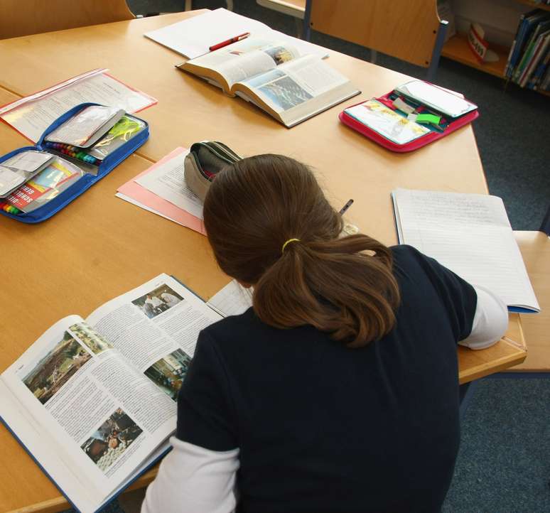 <p>O dinheiro é depositado nas contas de alunos com bom desempenho na escola</p>