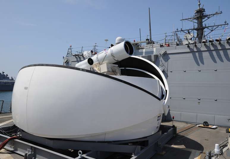 Imagem de julho de 2012 mostra o sistema de defesa Laser Weapon System (LaWS) temporariamente instalado no navio USS Dewey 