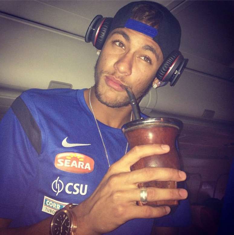 <p>Neymar experimenta chimarr&atilde;o em voo para Teresina</p>