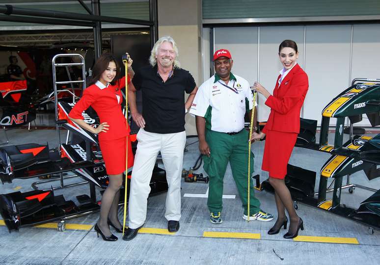 Branson e Tony Fernandes posam para foto no paddock de Abu Dhabi, em 2010