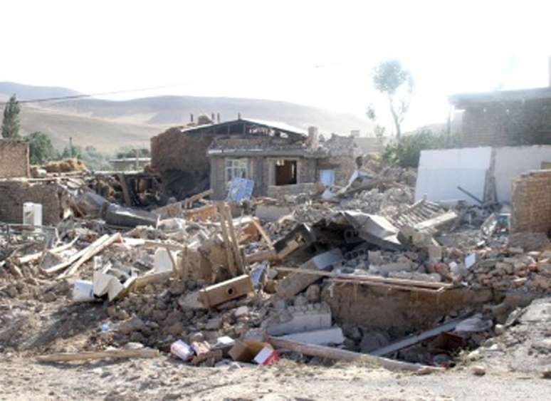 Imagem de televisão mostra casas destruídas pelo tremor na localidade de Bushehr