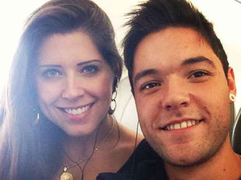 Casal aparece junto at&eacute; mesmo dentro de avi&atilde;o