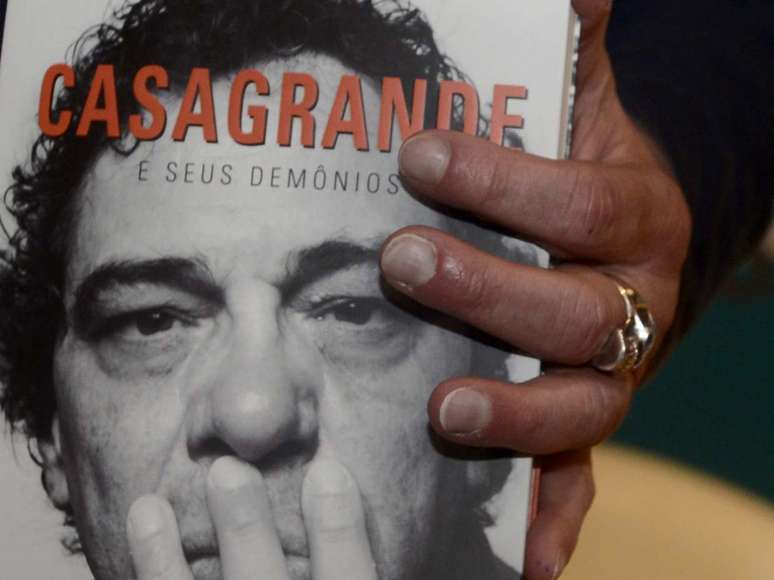 O livro que conta a história de Walter Casagrande tem 242 páginas