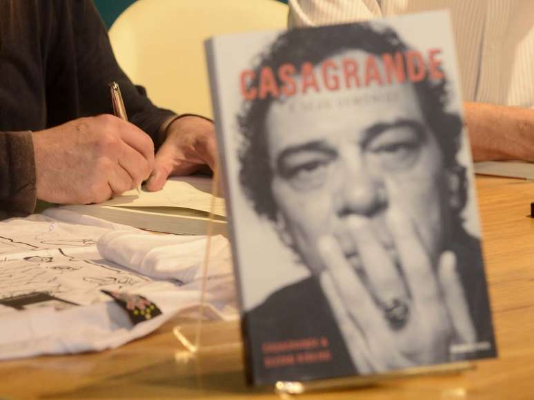 Casagrande assina aut&oacute;grafos na obra
