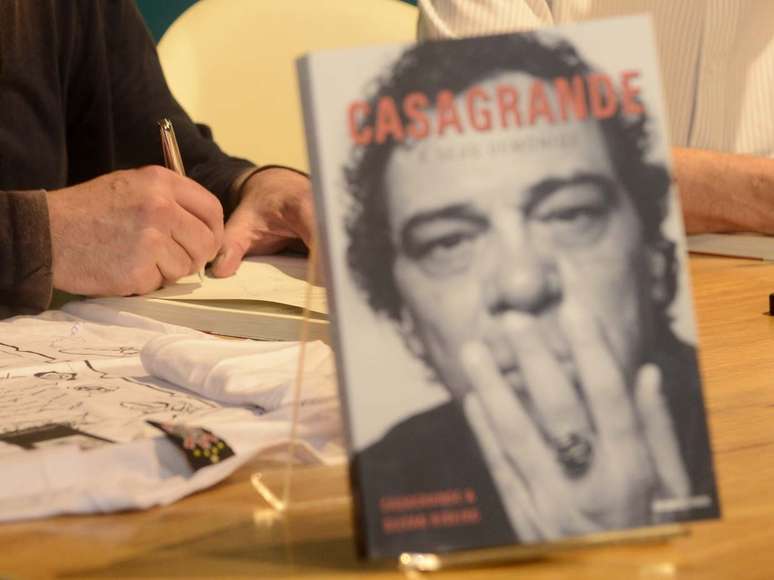 Casagrande assina autógrafos na obra