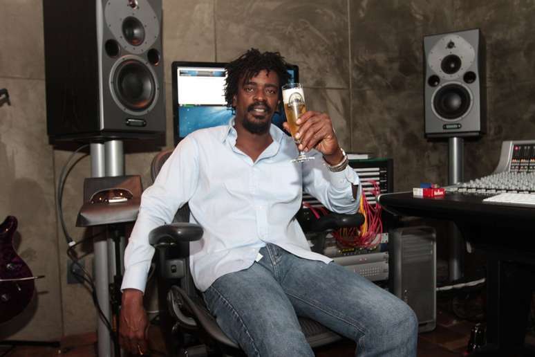 <p>Seu Jorge participa do lançamento da cerveja Karavelle nesta quarta-feira (10)</p>