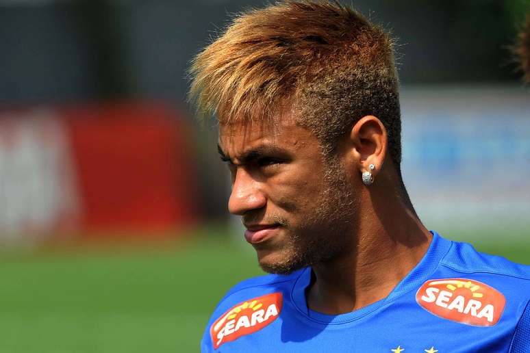 <p>Neymar segue especulado pela imprensa catalã como principal nome para reforçar o Barcelona</p>