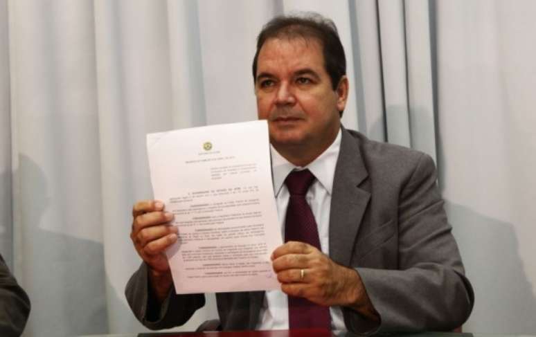 O governador do Acre, Tião Viana (PT), assinou nesta terça-feira o decreto que institui o estado de emergência social