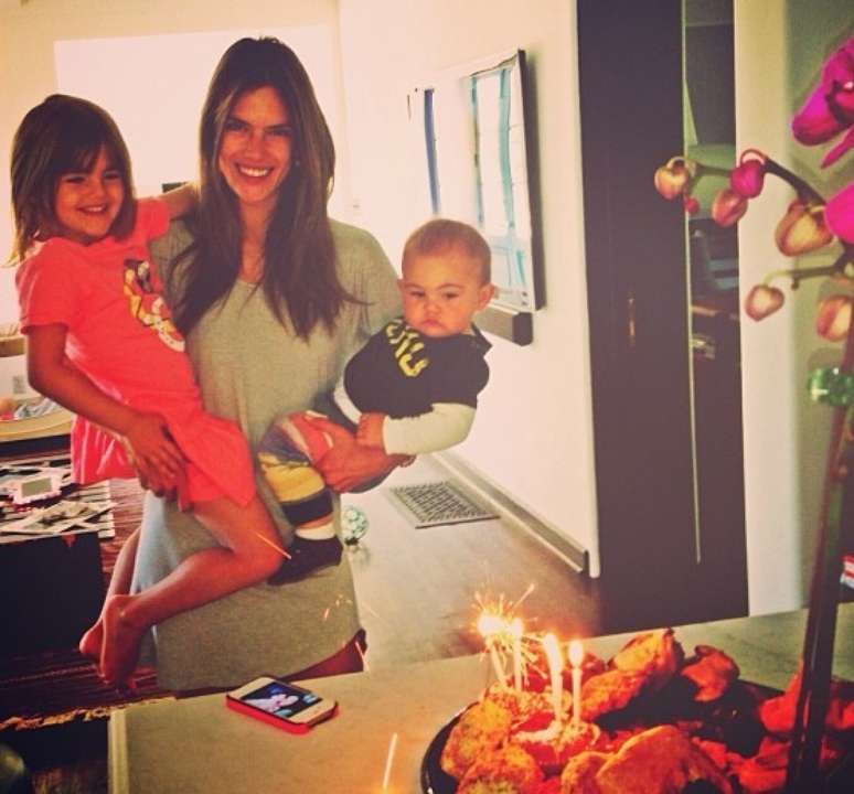 Alessandra posou ao lado dos filhos Noah e Anja