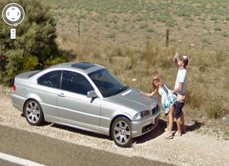 <p>Um casal que dirigia pela rodovia Dukes, que liga as cidades de Adelaide e Melbourne, na Austrália, foi fotografado pelo Google Street View simulando o ato sexual no acostamento, em frente ao carro estacionado.</p>