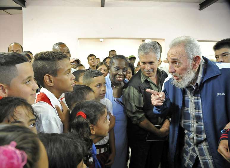 Em imagem do dia 9, Fidel Castro conversa com crianças durante a inauguração da escola