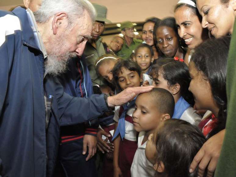 Fidel interage com crianças que participaram da inauguração