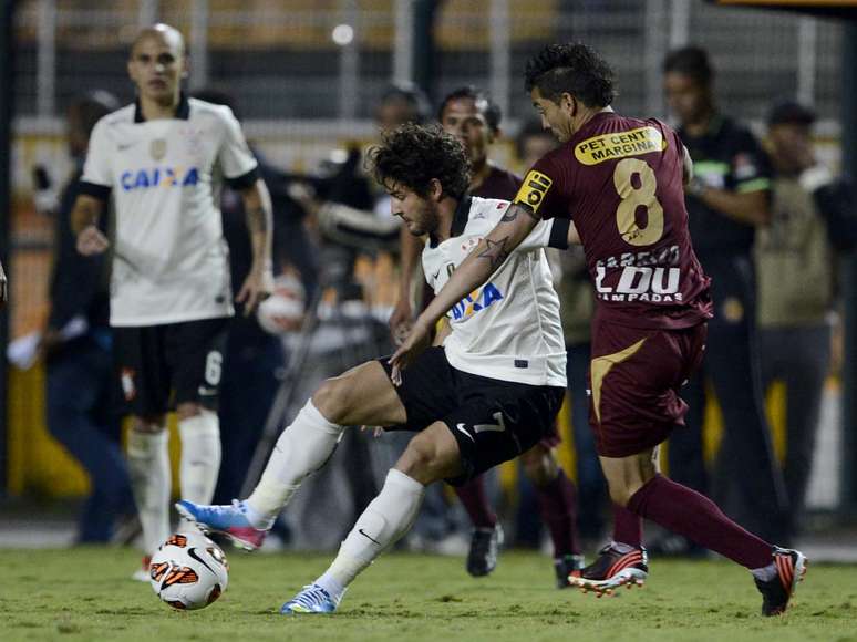 Pato entrou no segundo tempo e participou do terceiro gol corintiano