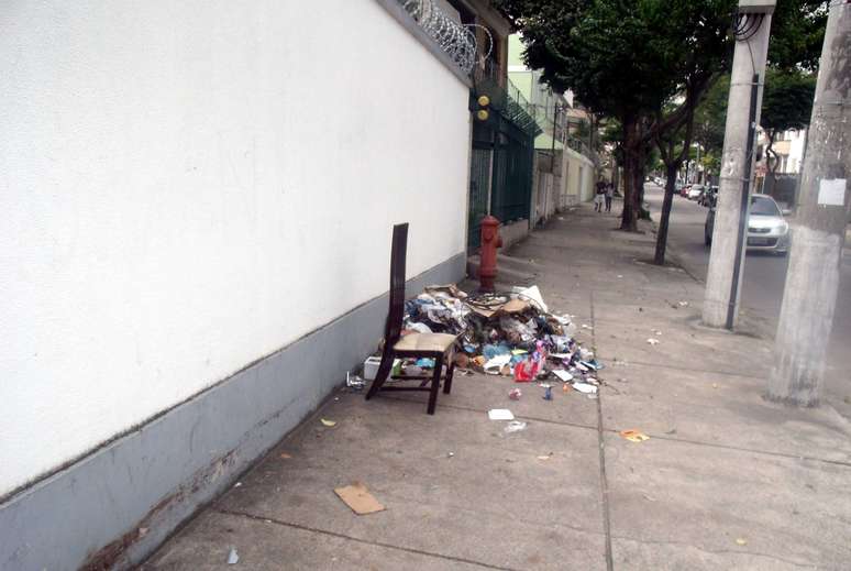 <p>Lixo se acumula em calçada da rua Carolina Santos, na zona norte do Rio</p>