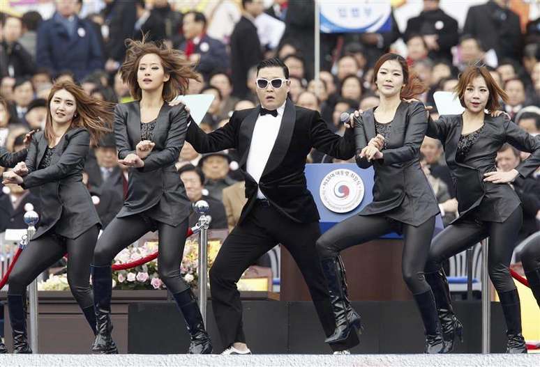 Cantor Psy se apresenta durante cerimônia de posse da nova presidente da Coreia do Sul Park Geun-hye, em Seul. O rapper sul-coreano lançou um aguardado novo single nesta quinta-feira com a esperança de repetir o sucesso de "Gangnam Style", que fez dele o maior astro a surgir da crescente cena de música K-pop. 25/02/2013