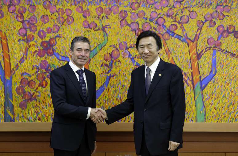 O secretário-geral da Otan, Anders Fogh Rasmussen (esq.), cumprimenta o ministro sul-coreano do Exterior, Yun Byung-se, em Seul