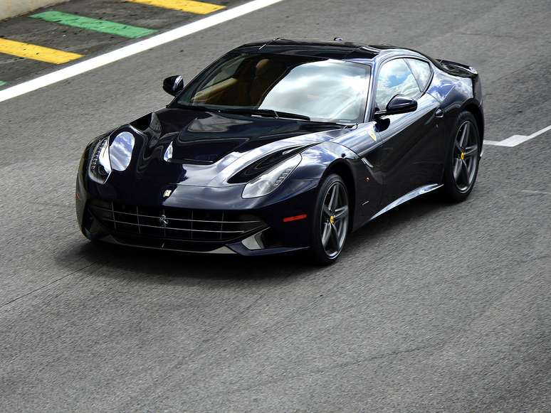 <p>Ferrari F12berlinetta chegou ao Brasil em abril</p>