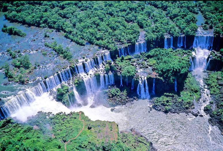 <p><strong>Foz do Iguaçu, PR</strong><br />Porta de entrada para as Cataratas do Iguaçu, Foz do Iguaçu é também uma das cidades mais frias do Brasil. Após conhecer as quedas do lado brasileiro, os turistas podem aproveitar para conhecer o lado argentino</p>