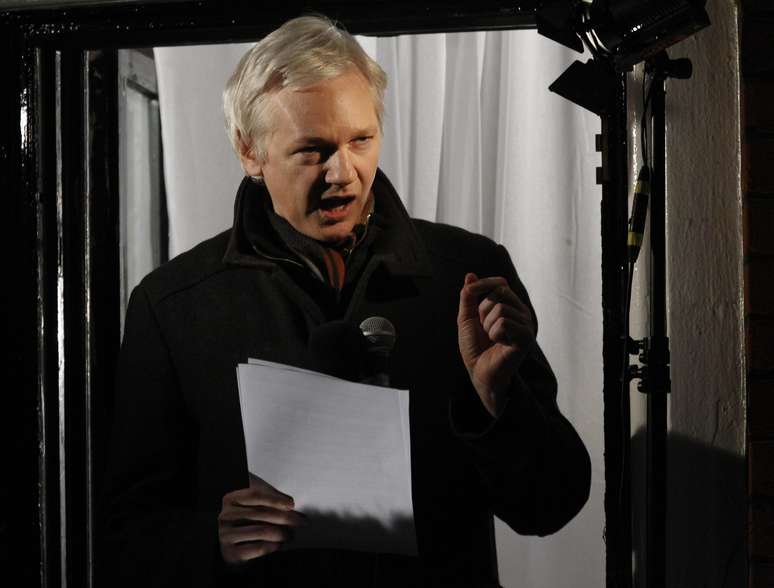 <p>Criador do WikiLeaks - em foto de arquivo - teme que fonte que revelou PRISM seja julgada por 'ajuda ao inimigo'</p>