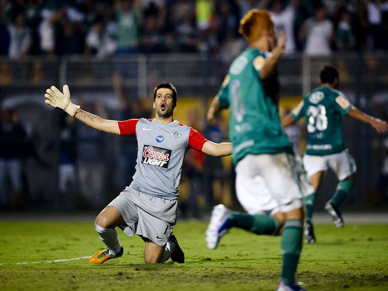 Charles interceptou chute de Wesley e bateu na saída do goleiro para abrir o placar