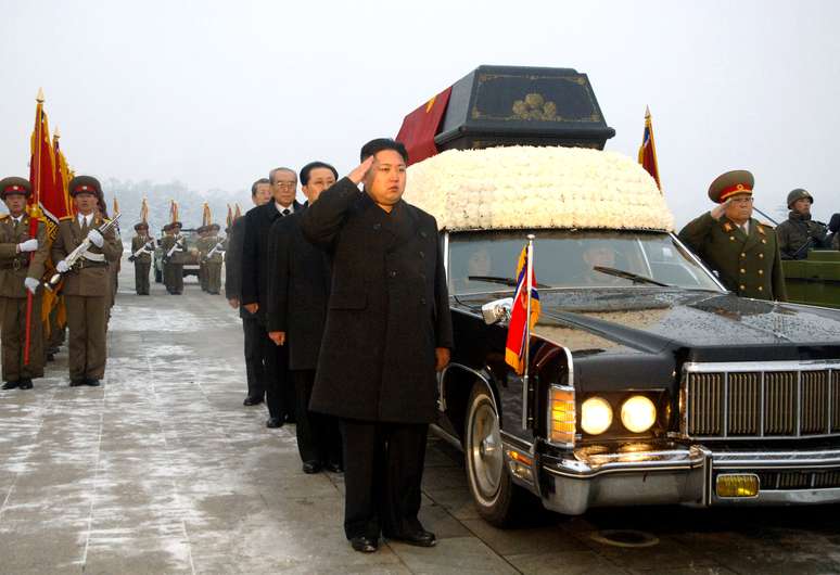 <p>Imagem do dia 28 de dezembro mostra Kim Jong-un a frente do cortejo f&uacute;nebre que acompanha o ata&uacute;de de Kim Jong-il&nbsp;</p>
