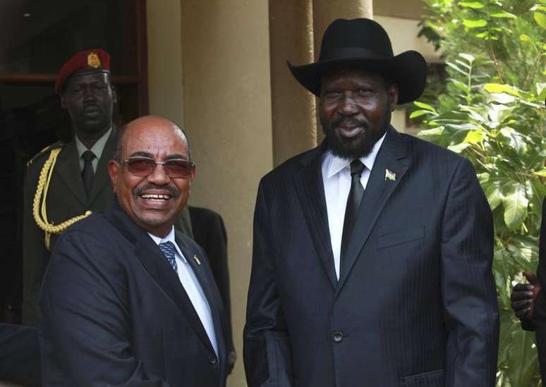 Presidente do Sudão do Sul, Salva Kiir, dá as boas-vindas ao seu homólogo do Sudão, Omar Hassan al-Bashir, em frente ao escritório presidencial, em Juba, capital do Sudão do Sul. O presidente do Sudão, Omar Hassan al-Bashir, chegou ao Sudão do Sul nesta sexta-feira pela primeira vez desde a divisão em 2011 do que já foi o maior país do continente africano, aumentando cautelosas esperanças de que os dois adversários possam estar se aproximando de uma pacífica coexistência. 12/04/2013.