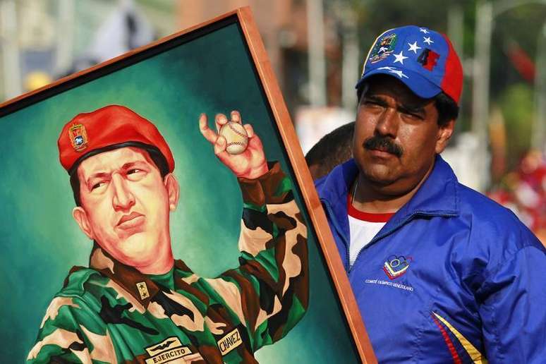 <p>Imagem mostra o presidente da Venezuela, Nicol&aacute;s Maduro, segurando&nbsp; retrato do falecido presidente Hugo Chav&eacute;z</p>