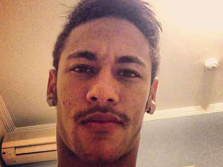Neymar volta a inovar em look