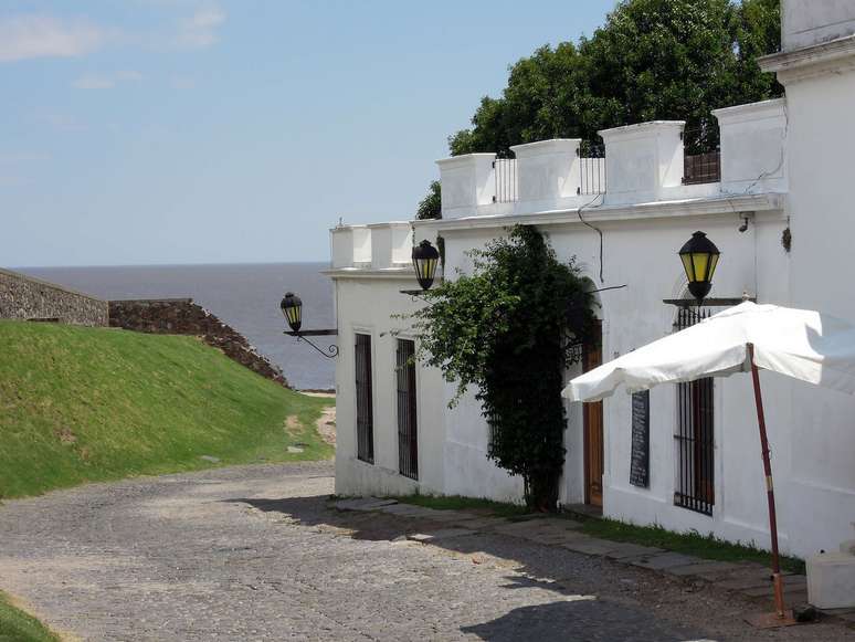Fundada pelos portugueses no século 17, a Colônia do Sacramento já foi brasileira e hoje pertence ao Uruguai 