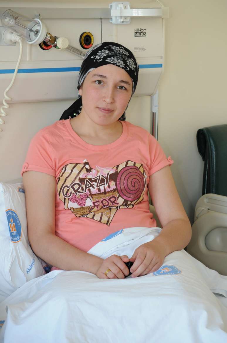 Imagem de 2011 mostra Derya Sert, a primeira mulher a receber um transplante de útero de uma doadora morta