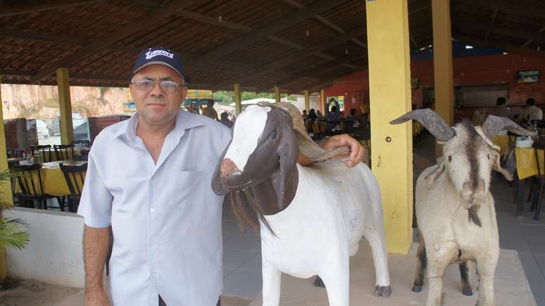 Edmundo Severino de Lima mantém o seu Restaurante Mundinho apesar do assédio de grileiros