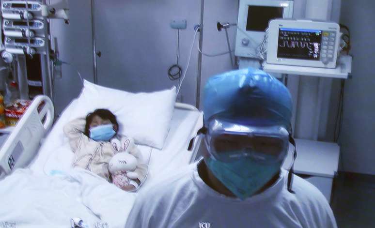 Frame de vídeo mostra a menina internada em um hospital na capital chinesa após ser infectada pelo vírus H7N9 da gripe aviária