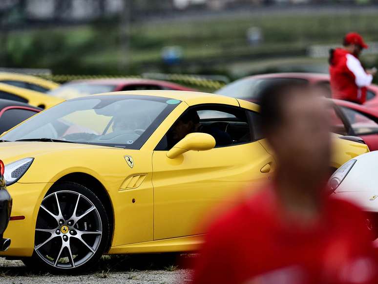 <p>Proprietários brasileiros de 49 carros de passeio da Ferrari incorporaram o papel de "pilotos", neste domingo</p>