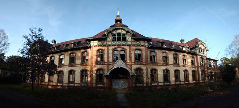 <p>O Hospital Beelitz foi abondonado após a saída dos russos</p>