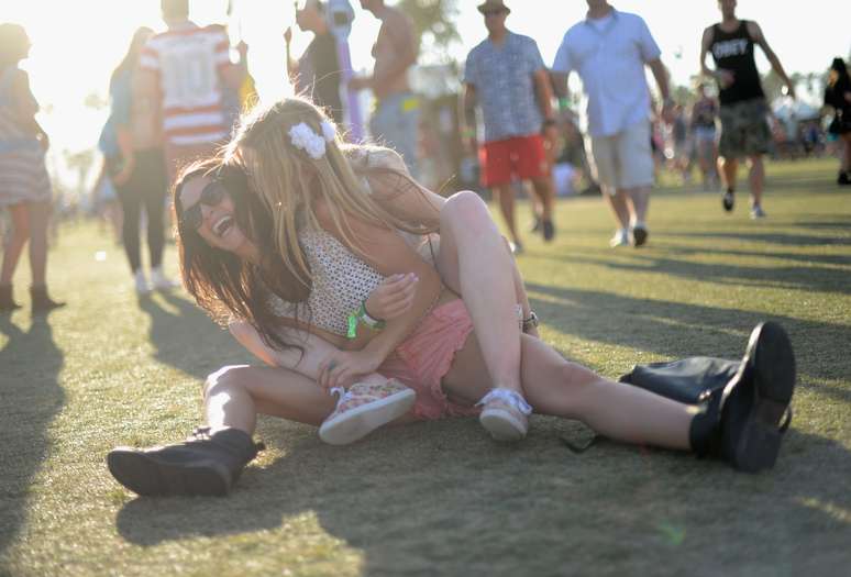 Roupas coloridas, óculos gigantes, fantasias ou pouca roupa; público irreverente lotou o segundo dia do festival Coachella, no último sábado (13), em Indio, na Califórnia 