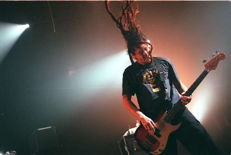 Chi Cheng, primeiro baixista do Deftones, morreu de parada cardíaca após 4 anos em coma, aos 42 anos