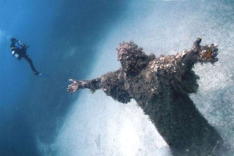 <p>O Cristo do Abismo está a 17 metros de profundidade no litoral da Itália</p>