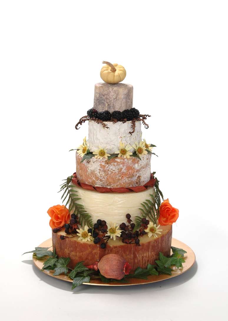 <p>Uma empresa britânica lançou uma linha de bolos de casamento feitos inteiramente de queijo</p>