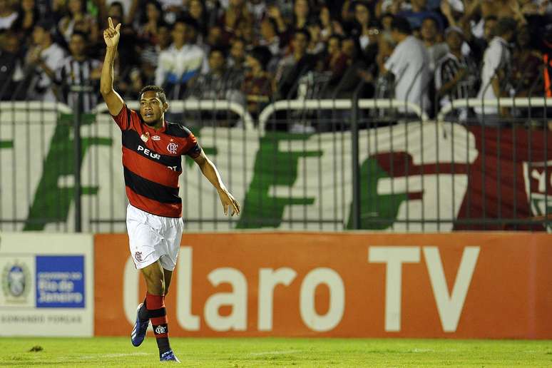 <p>O Flamengo fez a festa em Volta Redonda, neste domingo. Diante de um Fluminense apático e cheio de reservas, o time rubro-negro aproveitou para vencer o clássico por 3 a 1, em jogo válido pela Taça Rio do Campeonato Carioca</p>