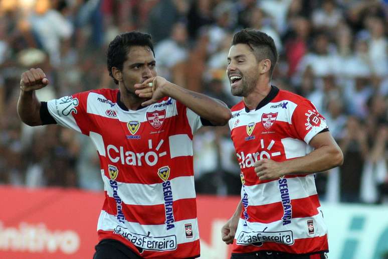 Linense festeja vitória por 2 a 1 contra o Corinthians